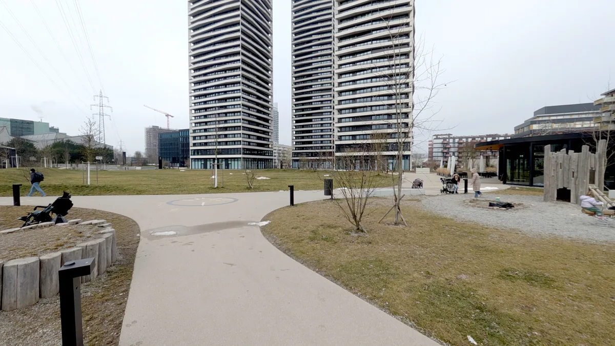 Gebäude in einem Neubauquartier.